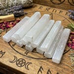 Bastão de Selenite em bruto de 14 a 15cm, acabamento rústico natural, 500px