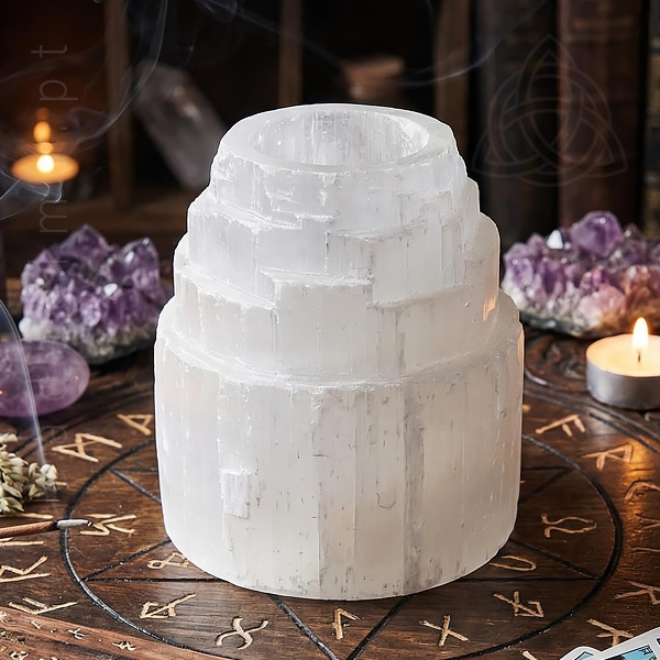 Castiçal Torre de Selenite com cerda de 8cm de altura, acabamento rústico em torre, 600px