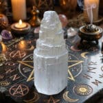 Torre de Selenite com cerda de 10cm de altura, acabamento rústico em torre, 500px