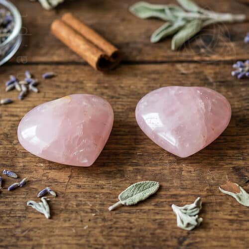 Coracao de Quartzo Rosa de peso 30 a 50 gramas, origem Brasil