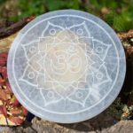 Base de selenite Mandala Om 500px