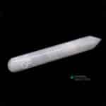 Bastão de Selenite com ponta em bico gravado com o símbolo OM 500px