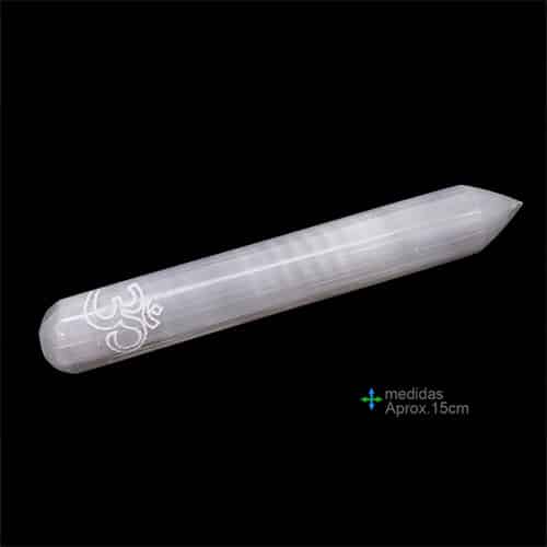 Bastão de Selenite com ponta em bico gravado com o símbolo OM 500px