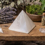 Piramide de Selenite com cerca de 5 cm, origem Marrocos, 500px