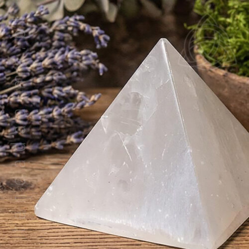 Pirâmide de Selenite 3 Piramide de Selenite com cerca de 5 cm, origem Marrocos, 600px