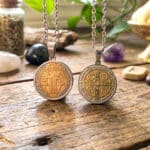 Fio com medalha de são Bento em aço dourado com aro prateado de 15mm, img1, 500px