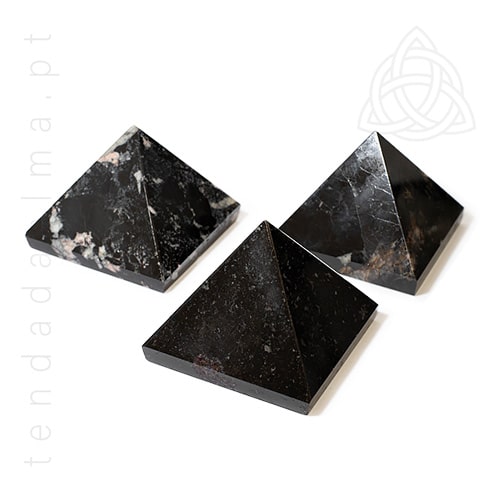 Piramide de Turmalina Negra, 70/100 grs, 500px