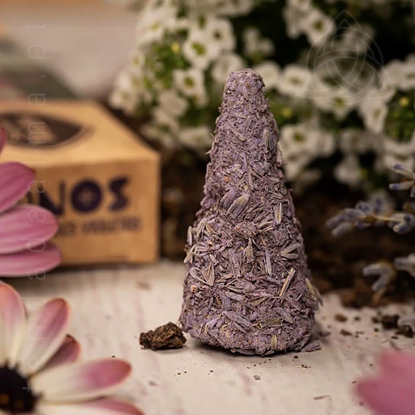 Incenso em Cone Natural de Lavanda e Violetas da famosa marca Sagrada Madre, Argentina, 600px