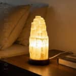 Candeeiro de Selenite com 20 cm e base de madeira, origem Marrocos, contém parte eletrica, lampada e cabo, 500px