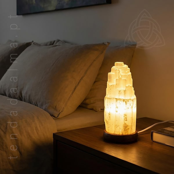 Candeeiro de Selenite com 20 cm e base de madeira, origem Marrocos, contém parte eletrica, lampada e cabo, 600px