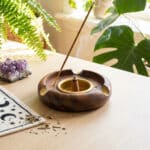 Incensario de madeira redondo simples para duas varetas de incenso e um cone, 500px