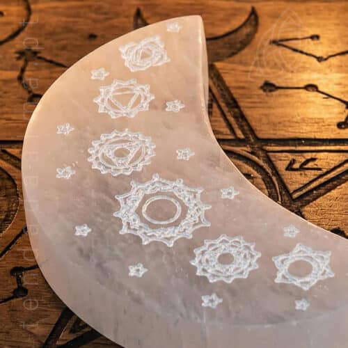 Base de selenite em forma de lua com chakras de 90 a 100mm de comprimento, 600px