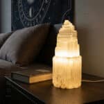 Candeeiro de Selenite com 25 cm, Base serrada polida, origem Marrocos, contém parte eletrica, lampada e cabo, 500px