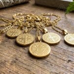 Fio com Medalha de São Bento em aço dourado com 19mm, gravado, 500px