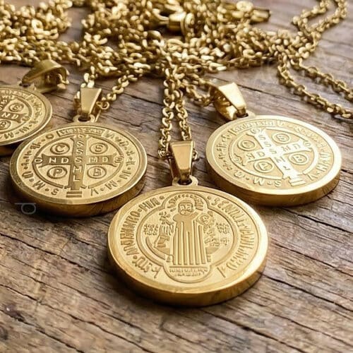 Fio com Medalha de São Bento em aço dourado com 19mm, gravado, 600px