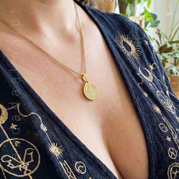 Fio com Medalha de São Bento em aço dourado, gravado, img2, 600px