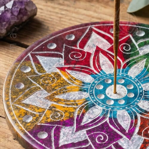 Incensario Redondo em Pedra de Sabão com Flor de Lótus alusiva aos sete chakras, img1, 600px