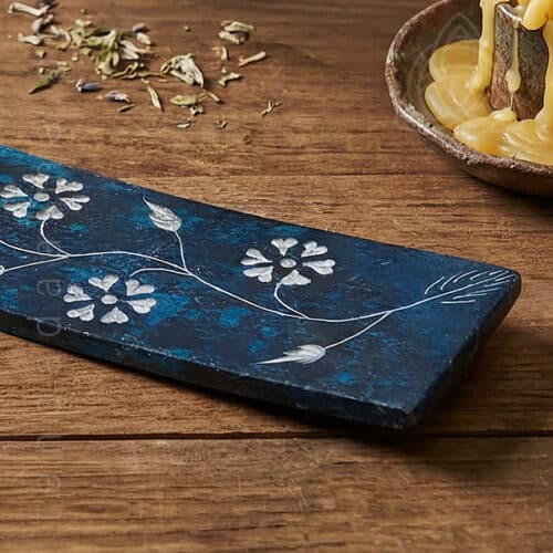 Incensario Tabua em Pedra Sabao com motivos florais na cor azul, 20cm de comprimento, img2, 600px