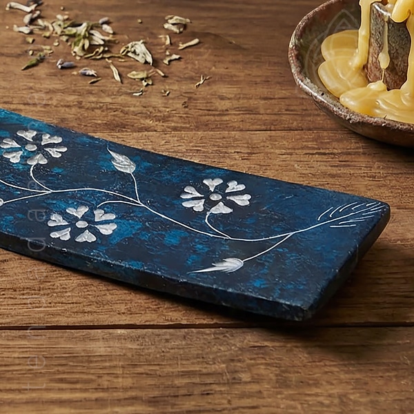 Incensario Tabua em Pedra Sabao com motivos florais na cor azul, 20cm de comprimento, img2, 600px