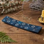 Incensario Tabua em Pedra Sabao com motivos florais na cor azul, 20cm de comprimento, 500px