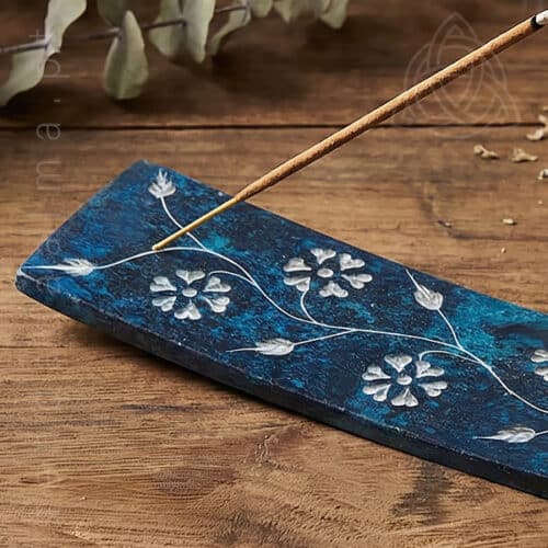 Incensario Tabua em Pedra Sabao com motivos florais na cor azul, 20cm de comprimento, img1, 600px