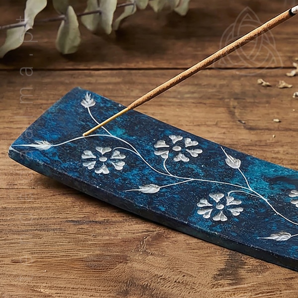 Incensario Tabua em Pedra Sabao com motivos florais na cor azul, 20cm de comprimento, img1, 600px