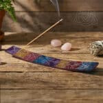 Incensario Tabua em Pedra Sabao com motivos florais multicores, 18 a 20cm de comprimento, 500px