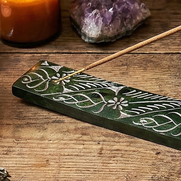 Incensario Tabua em Pedra Sabao com motivos florais na cor verde, 25cm de comprimento, img1, 600px