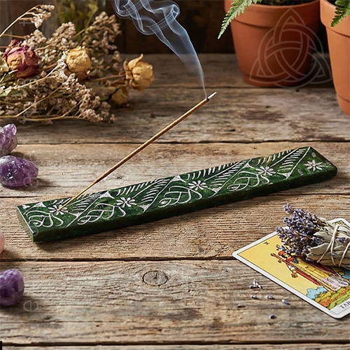 Incensario Tabua em Pedra Sabao com motivos florais na cor verde, 25cm de comprimento, 500px