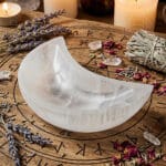 Taca de selenita em forma de lua de 70 a 80mm de comprimento, 500px