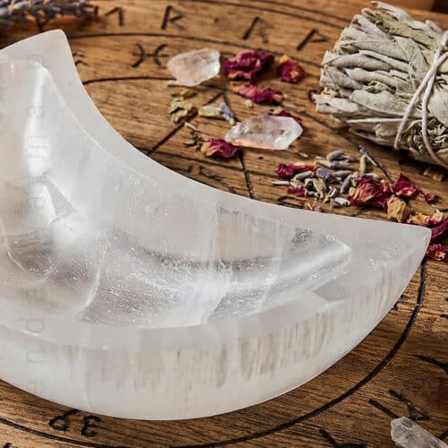 Taca de selenita em forma de lua de 70 a 80mm de comprimento, 600px