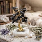 Arvore de Turmalina Negra pequena com base de calcita e prite. Tamanho pequeno 6 cm de altura