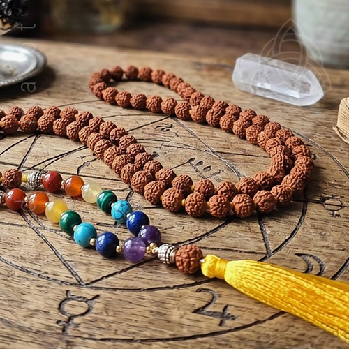 Japamala Indiano de sementes de Rudraksha com pedras alusivas aos 7 chakras