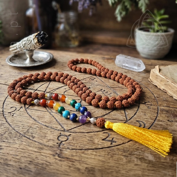 Japamala Indiano de sementes de Rudraksha com pedras alusivas aos 7 chakras
