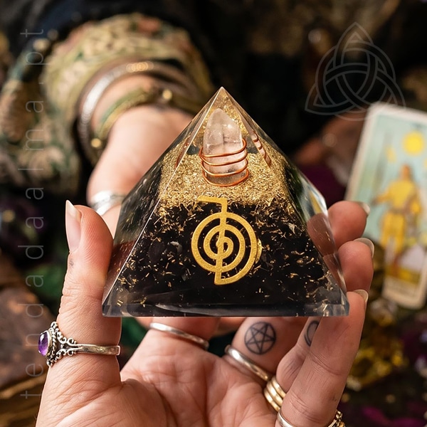 Piramide de Orgonite com Cho Ku Rei de tamanho 7X7 xm