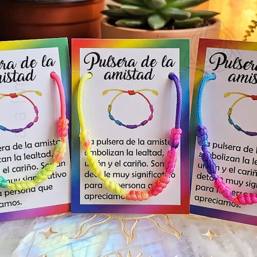 Pulseira dos 7 Nós da Amizade multicolor e ajustável, símbolo de união, lealdade, confiança e carinho. Uma lembrança especial para oferecer a um amigo.