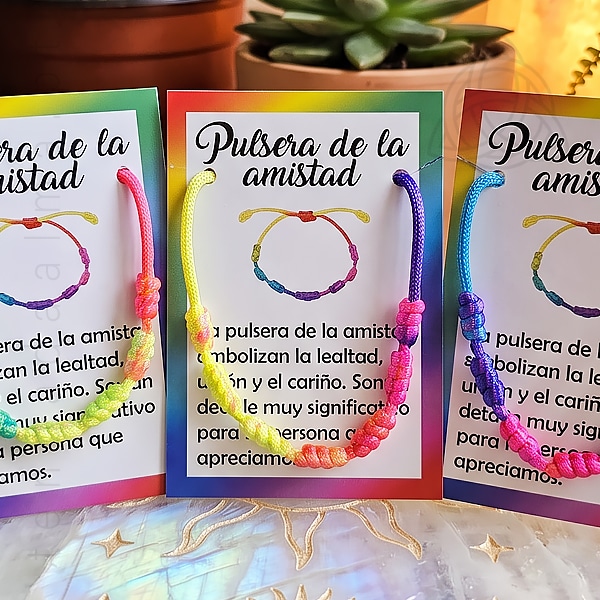 Pulseira dos 7 Nós da Amizade multicolor e ajustável, símbolo de união, lealdade, confiança e carinho. Uma lembrança especial para oferecer a um amigo.