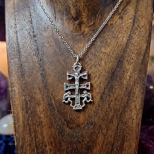 Fio com Cruz de Caravaca em prata velha, fio de aço.
