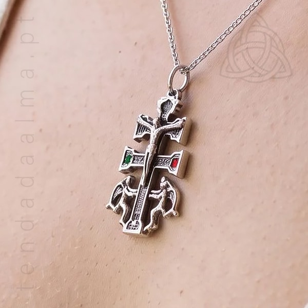 Fio com Cruz de Caravaca em prata velha, fio de aço.