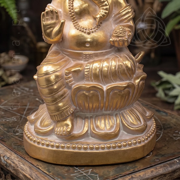 Estatueta de Ganesh alto com 25cm. Imagem adequada a exterior.