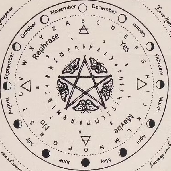 Pano para pendulo em algodao puro com borboleta e pentagrama, cor natural e preto