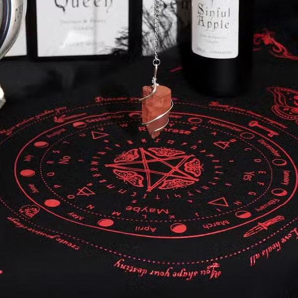 Pano para pendulo em algodao puro com borboleta e pentagrama, cor preto e vermelho