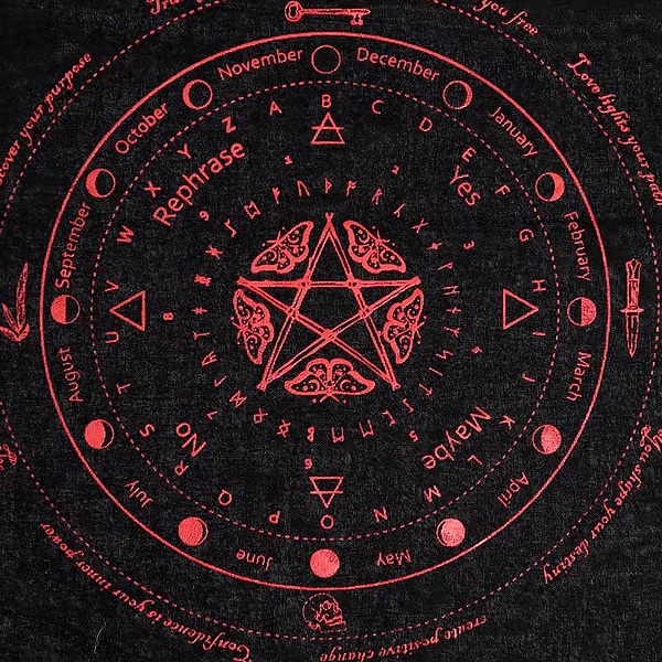 Pano para pendulo em algodao puro com borboleta e pentagrama, cor preto e vermelho