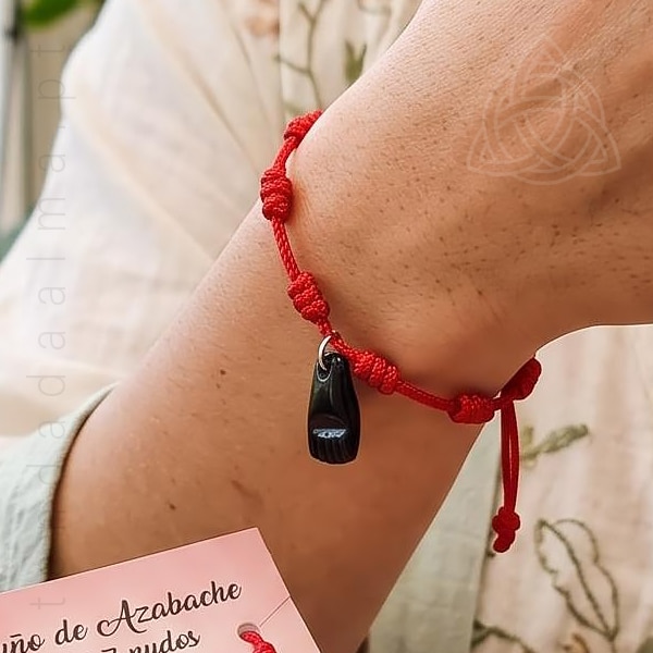 Pulseira vermelha com 7 nós e pendente com figa de azeviche