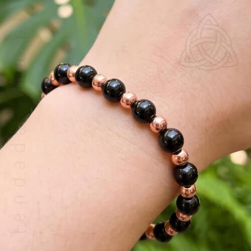 Pulseira banhada a cobre e Turmalina Negra com esferas de 8 mm