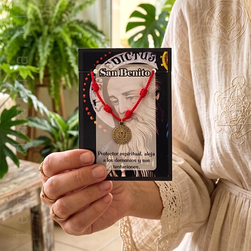 Pulseira dos 7 Nós Vermelha com medalha de São Bento Dourada