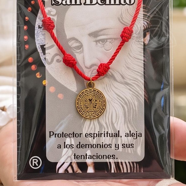 Pulseira dos 7 Nós Vermelha com medalha de São Bento Dourada