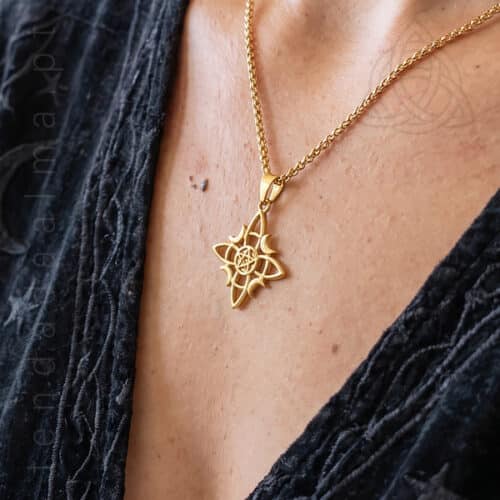 Fio em aço dourado com pendente de Nó de Bruxa e Pentagrama de 20 mm, apresentado ao pescoço.