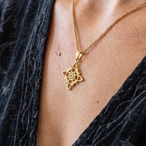 Fio em aço dourado com pendente de Nó de Bruxa e Pentagrama de 20 mm, apresentado ao pescoço.