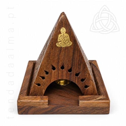 Porta-Incenso Pirâmide de Madeira castanha com imagem dourada de Buda, abertura frontal, perfurações decorativas e base quadrada.